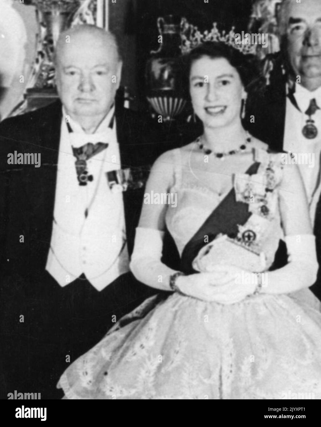 Foto del file datata 3/12/1952 del primo ministro Winston Churchill e della regina Elisabetta II con altri ministri (invisibili) che partecipano alla Conferenza economica del Commonwealth a Buckingham Palace. La regina vide 13 primi Ministri venire e andare durante il suo regno - con Boris Johnson come il 14th. Data di emissione: Giovedì 8 settembre 2022. Foto Stock