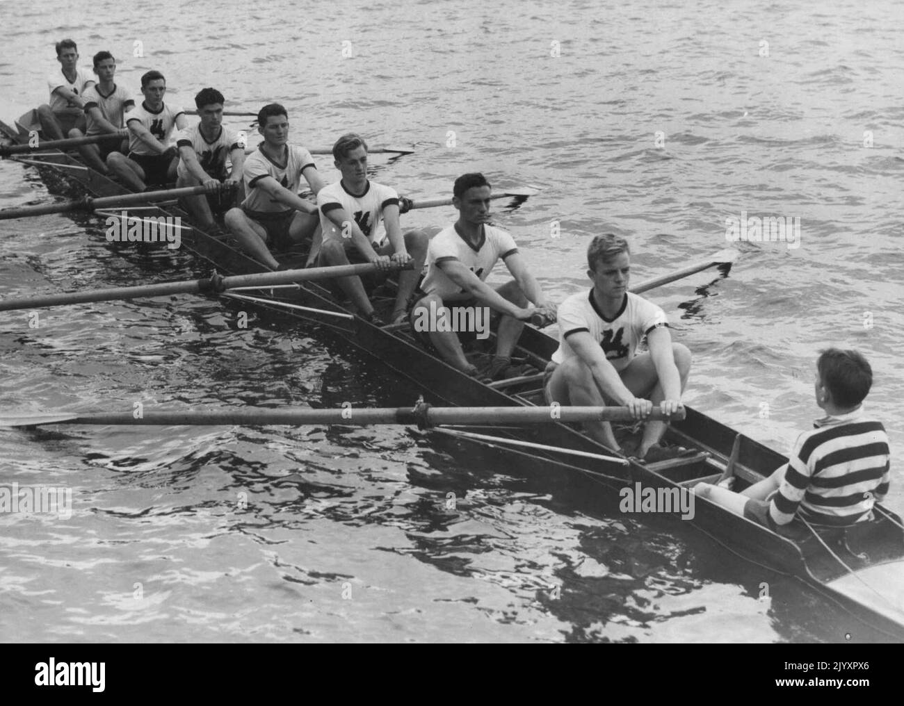 Newington Bow - A. Druce, W. Fletcher, C. Phillips, W. Jones, M. Miles, R. Long, E. Kerr, P. Fletcher, J. James (cox). Aprile 30, 1945. Foto Stock