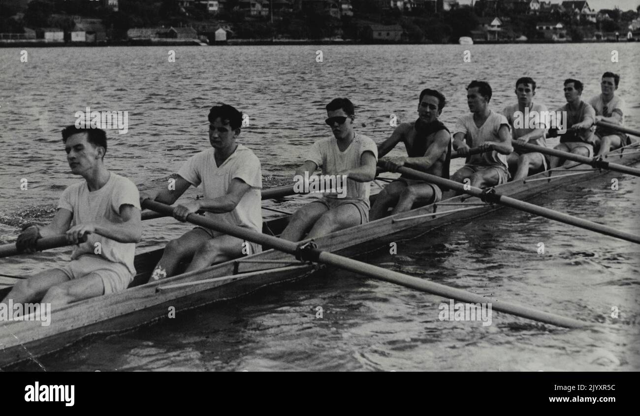 Sydney High School otto in formazione per il GPS Head of the River corsa che sarà preso sul Nepean il 15 aprile. L'equipaggio (da sinistra a destra) è: G. Mahony, K. Walkenden, J. Harris, T. Pilger, E. Foster, D. Bianco, B. Stuart, J. rossastro. Marzo 25, 1950. Foto Stock