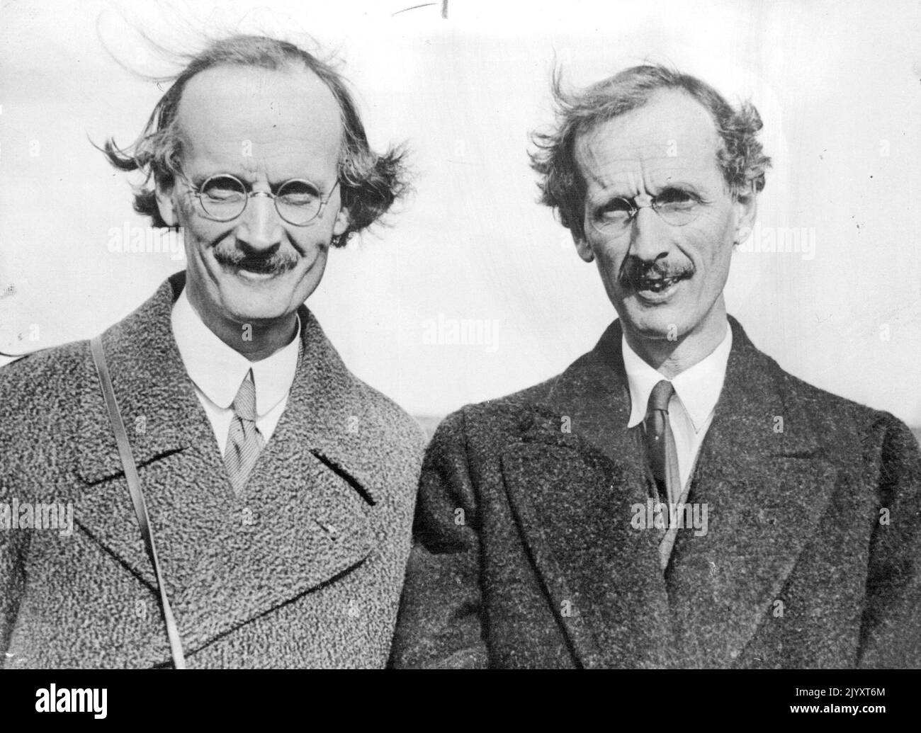 Piccard's Twin per tentare di battere Altitude Record - i fratelli gemelli, il professor Jean Piccard (a destra) e il professor Auguste Piccard, che lo scorso anno è salito a un'altezza di 10¼ miglia. Going Up - Professor Jean Piccard che spera di emulare l'impresa del suo famoso fratello gemello Auguste con una salita di 20 miglia nella stratosfera. Luglio 17, 1946. (Foto della Associated Press of Great Britain Ltd.). Foto Stock