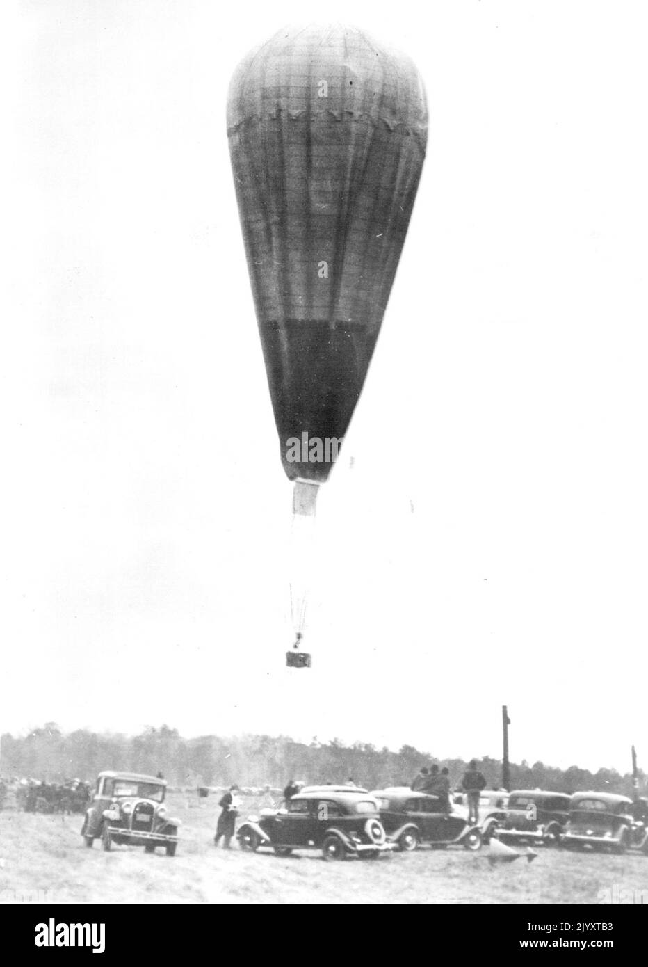 Aloft on Stratosphere Flight -- il vento era morto alla calma assoluta mentre il pallone del Prof. e della Sig.ra Jean Piccard è stato gettato fuori sul suo volo in alto aria 23 ottobre. L'immagine mostra il sacco grande, che aveva una capacità di 600.000 piedi cubici di gas idrogeno, come ha lasciato il terreno presso l'aeroporto ford, vicino a Detroit. I balloonists atterrarono parecchie ore più successivamente vicino Cadiz Ohio, unhurt. Ottobre 23, 1934. (Foto per foto stampa associata). Foto Stock