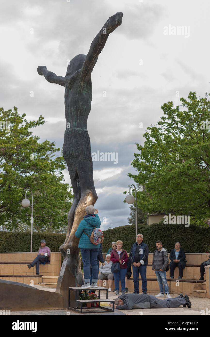 Medjugorje, Bosnia-Erzegovina - 23rd aprile 2022 - adoratore circondano la statua di Cristo a Medjugorje, dove il liquido che piange dalle statue Foto Stock