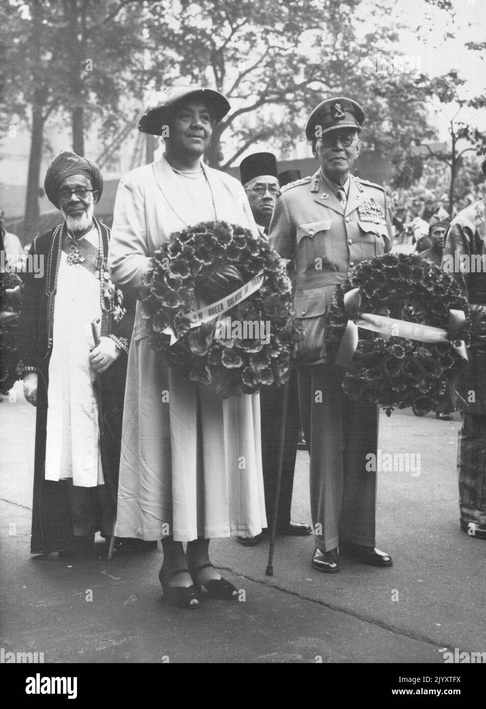 Regina di Tonga al Cenotaf. Foto spettacoli: Regina Salote di Tonga e il Sultano di Johore (a destra) con le loro corone prima di deporre sul Cenotaph a Whitehall questo pomeriggio 4 giugno. A sinistra è il Sultano di Zanzibar. Governanti e rappresentanti dei Paesi stranieri in visita a Londra per l'incoronazione della Regina Elisabetta II, oggi posero corone sul Cenotaf a Whitehall London. Giugno 18, 1953. (Foto della stampa associata) Foto Stock