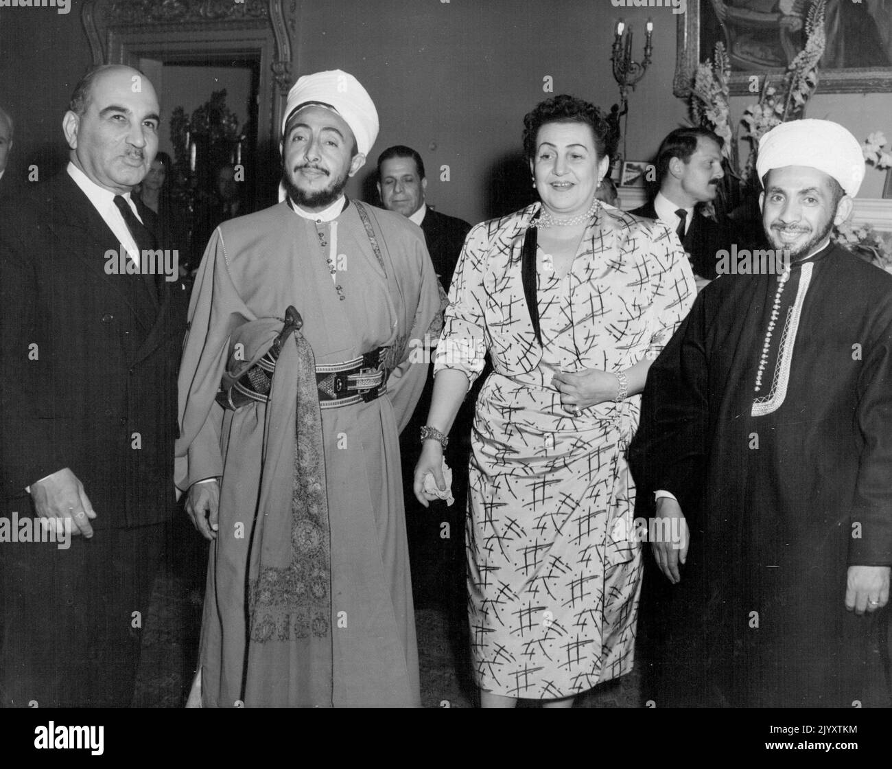 Accoglienza in Iraq l'ambasciatore iracheno a Londra, partito con alcuni dei suoi ospiti alla reception che ha dato ai giardini del palazzo di Xensington. Da sinistra a destra, l'Amir della principessa dello Yemen Zeid-el-Hussein e l'ambasciatore dello Yemen. Giugno 18, 1953. (Foto di sera immagine standard) Foto Stock
