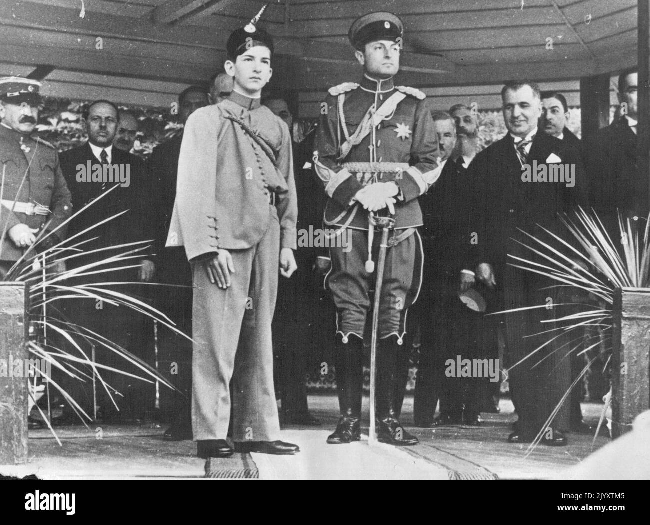 Il ragazzo Monarch prende il saluto. Re Pietro II - il ragazzo Re di Jugoslavia fece la sua apparizione pubblica forst da quando salì il trono il 1934 ottobre. Frequentò la 'lava' della Brigata di Cavalleria di famiglia. Il re Pietro ha accompagnato il ***** Recentemente, Principe Paolo, e indossò l'uniforme di un Sokol membro della Yugoslavia National Gymnastic Association. Re Pietro II, S.A.R. Il Principe Reggente Paul, Dr. Perovitch, e il Premier, Dr. St. Jadinovitch, sulla tribuna. 27 maggio 1936. (Foto di Sport and General Press Agency Limited) Foto Stock