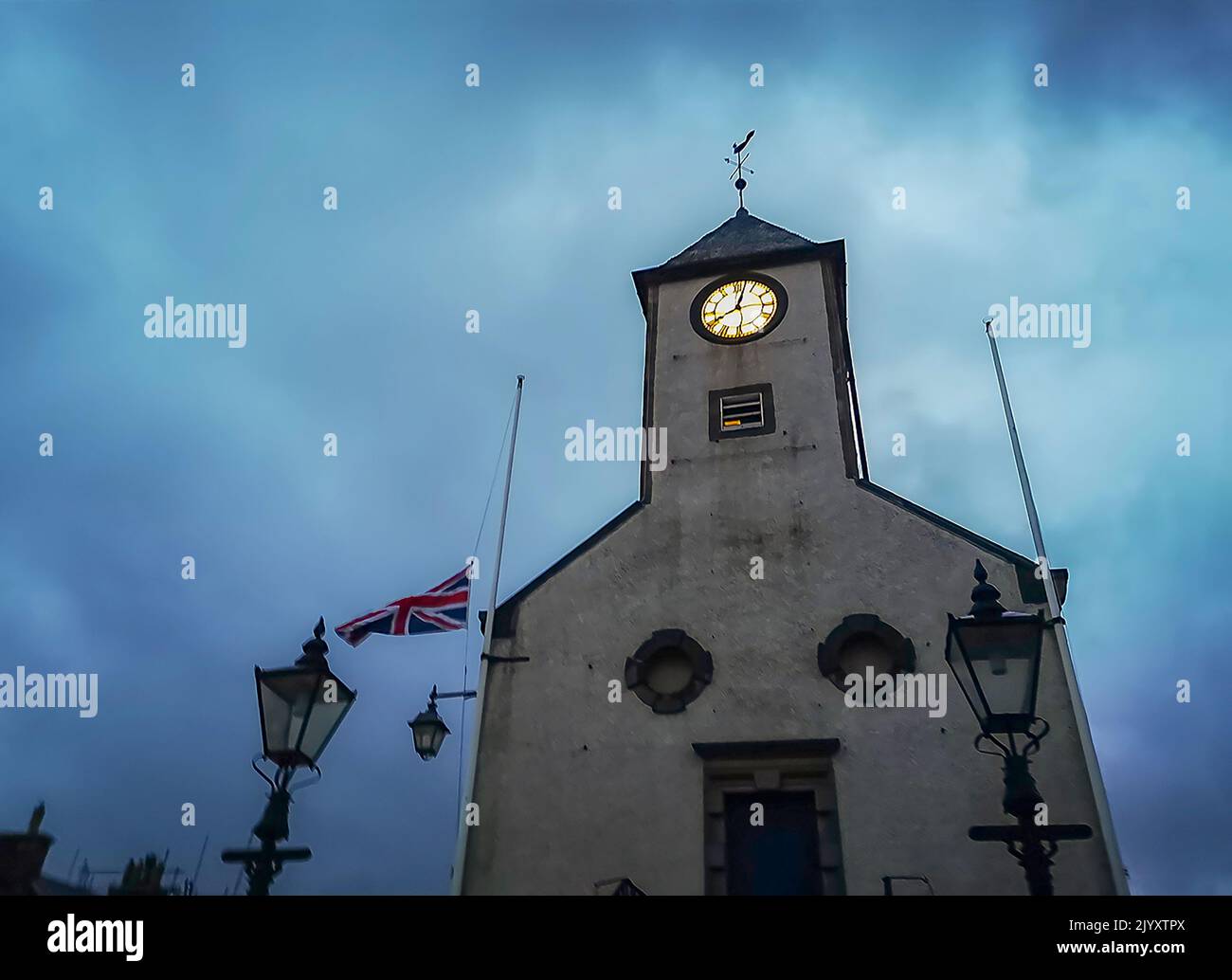 The Royal Borough of Lauder, Scottish Borders, UK. 8th Set, 2022. Una bandiera di Union Jack è abbassata a metà albero sul municipio di Lauder, il Royal Borough of Lauder ai confini scozzesi stasera, come un segno di rispetto per sua Maestà la Regina Elisabetta che è morto questo pomeriggio a Balmoral. Picture Credit: phil wilkinson/Alamy Live News Foto Stock