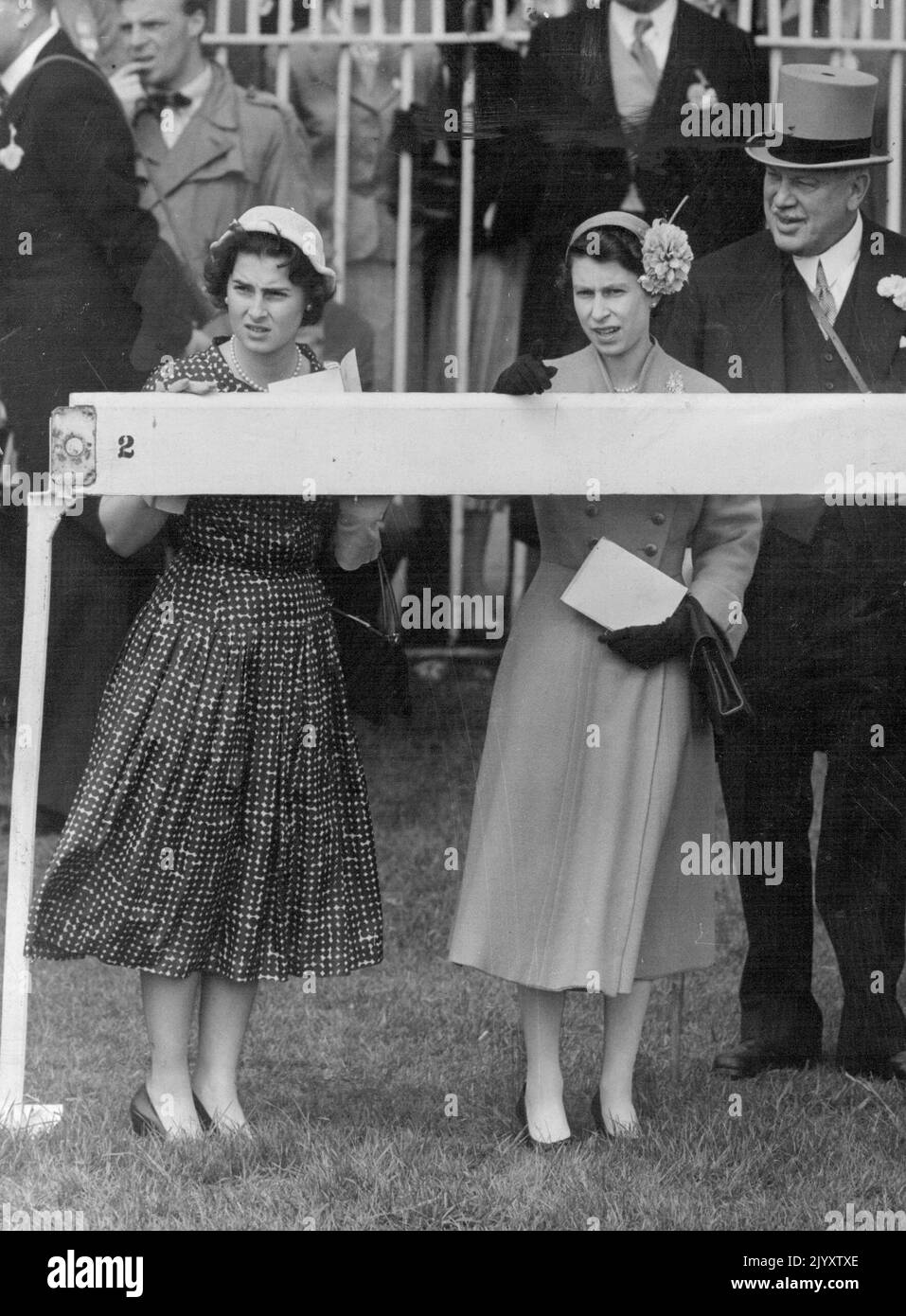 La regina con Lord Rosebery e la principessa Elisabetta, figlia del principe Paolo e della principessa Olga, di Jugoslavia, a guardare il Derby che fu vinto da Phil Drake. Giugno 02, 1955. Foto Stock