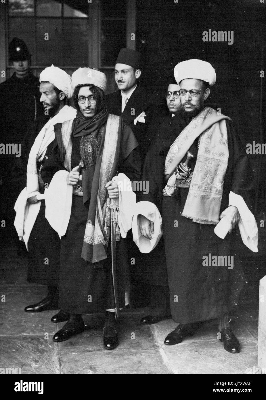 La Conferenza Palestine apre -- i membri della delegazione dello Yemen, guidata dal Principe dello Yemen (centro), nei loro pittoreschi accappatoi, all'apertura della Conferenza Palestine a Palazzo di San Giacomo. Luglio 02, 1939. (Foto di Central Press Photos Ltd.) Foto Stock
