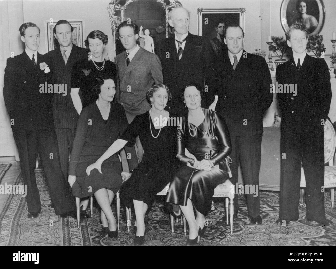 Il Principe Carl di Svezia, fratello del Re svedese, Celebr Ted il suo 77th° compleanno il 27th febbraio: Il Principe Carl e i suoi ospiti reali, hanno fotografato oggi lunedì la casa del Principe Carl e della Principessa Ingeborg, Hovslagaregat 5 Stoccolma. Fila anteriore 1.T.R. Principessa Marga-Retha di Danimarca (figlia del principe Carlo) Principessa Ingeborg, e Principessa della Corona Ingeborg, e Principessa della Corona Martha di Norvegia. Fila posteriore 1.T.R. Principe Georg di Danimarca (figlio della principessa Margaretha) il Principe Carl Bernadotte e sua moglie Elsa Bernadotte, il re Leopoldo del Belgio, il principe Carlo, il principe ereditario Olav di Norvegia e il principe Fl Foto Stock