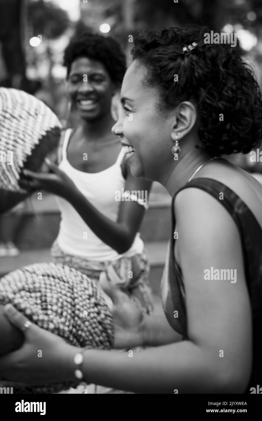 Salvador, Bahia, Brasile - 17 settembre 2016: Donne che suonano Abe o Xequere, strumento musicale a percussione creato in Africa. Salvador, Bahia, campo Gr Foto Stock