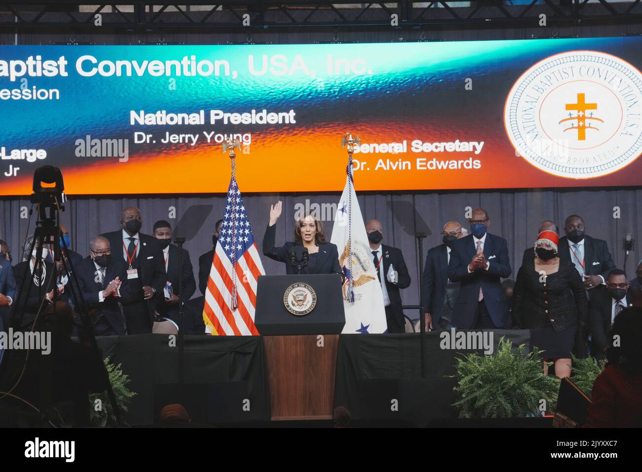 Houston Texas USA, 8 2022 settembre: Il Vice Presidente degli Stati Uniti KAMALA HARRIS conclude il suo discorso all'ultimo giorno della Convention Nazionale Battista 142nd all'Hilton of the Americas Hotel. Credit: Bob Daemmrich/Alamy Live News Foto Stock