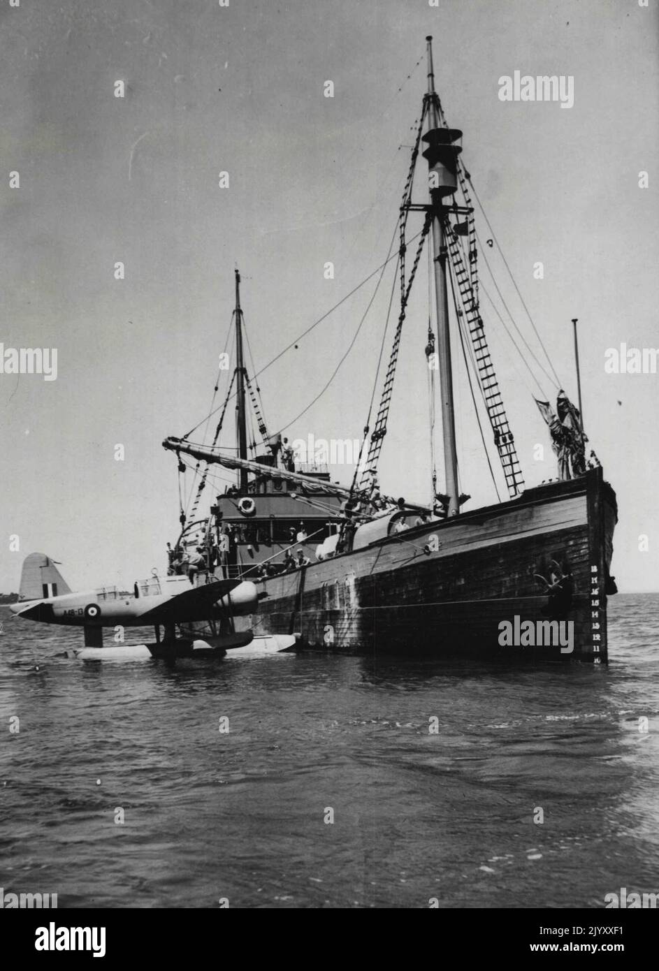 Wyatt Earp in Trials Test Sea-going in the Bay questo pomeriggio per la nave esplorativa polare HMAS Wyatt Earp, mostrando le sue riparazioni: Top: La nave al largo di Brighton, con il suo idrovolante a fianco. Sotto: Dopo aver testato il dispositivo di sollevamento, l'aereo decollerà. Febbraio 09, 1948. Foto Stock