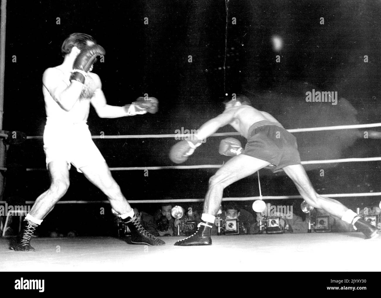 Il peso volante argentino evita un'oscillazione dallo Shirai a zampe lunghe -- primo campione del mondo di boxe del Giappone. Dicembre 22, 1954. Foto Stock