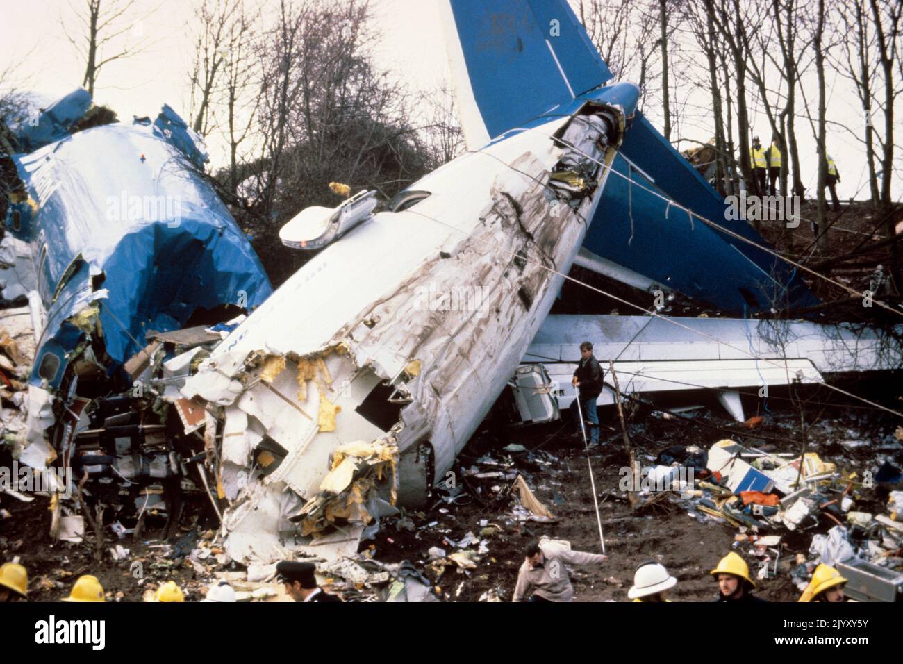 1989: Foto del file datata gennaio 1989 della sezione di coda del relitto British Midlands Boeing 737 che vola da Heathrow a Belfast, che si è immerso in un terrapieno sull'autostrada M1 nel Leicestershire. Data di emissione: Giovedì 8 settembre 2022. Foto Stock