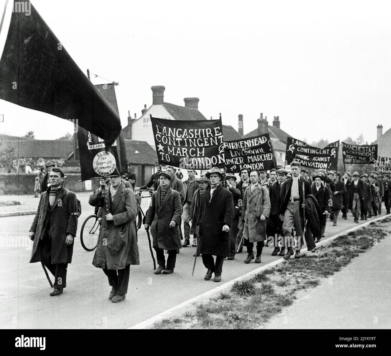 1932: Foto del file datata ottobre 1932 del contingente Lancashire dei marciatori della fame che attraversano Gerrards Cross, Buckinghamshire. Data di emissione: Giovedì 8 settembre 2022. Foto Stock