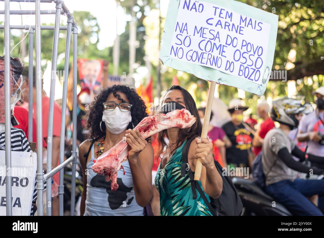 Salvador, Bahia, Brasile - 09 aprile 2022: Una donna che protesta contro la candidata presidenziale di estrema destra Jair Bolsonaro, con osso bovino nelle sue mani sy Foto Stock