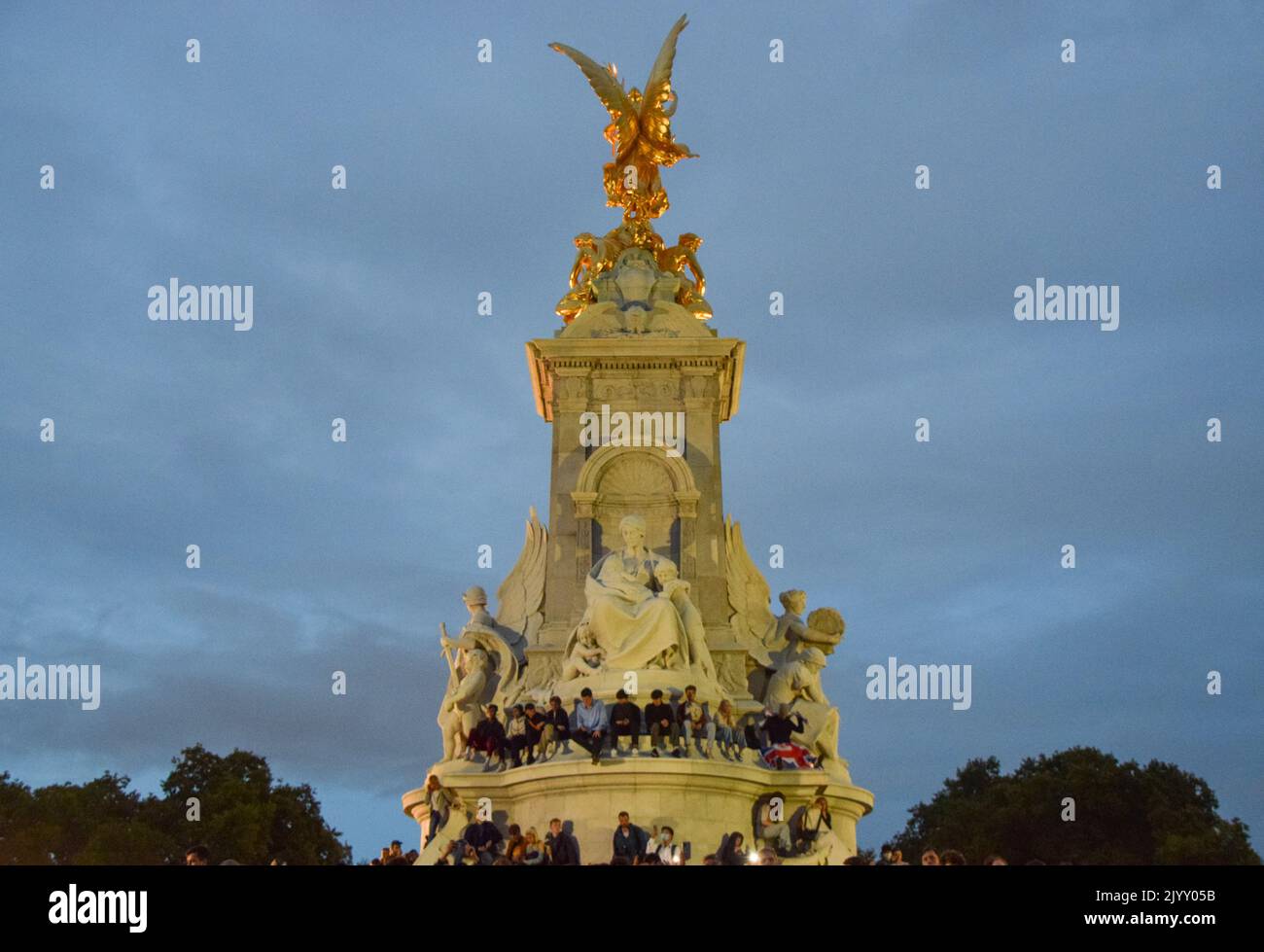 Londra, Regno Unito. 8th Set, 2022. Le folle si arrampicano sul Victoria Memorial fuori Buckingham Palace quando muore la Regina Elisabetta II, di 96 anni. Credit: Vuk Valcic/Alamy Live News Foto Stock