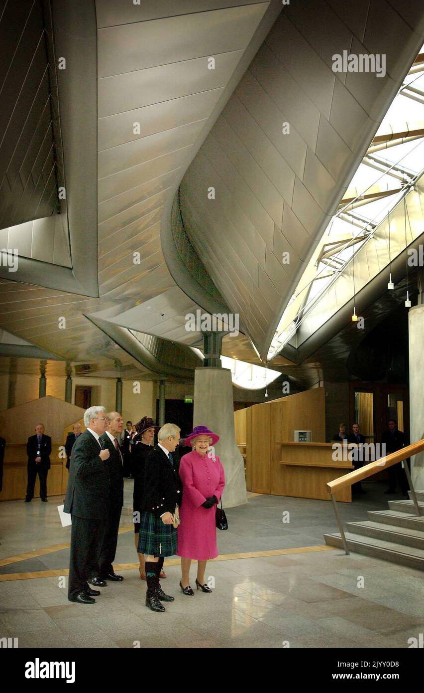 Foto del file datata 9/10/2004 della Regina Elisabetta II che viene mostrata intorno al nuovo edificio del Parlamento scozzese a Holyrood, Edimburgo dal presidente George Reid durante una cerimonia per la sua apertura ufficiale. La Scozia è stata un luogo speciale per la Regina nel corso dei decenni, sia per le vacanze che per i doveri reali. Ha trascorso parte della sua luna di miele a Birkhall nella tenuta rurale Balmoral nell'Aberdeenshire e la tenuta era la sua residenza preferita in Scozia. Data di emissione: Giovedì 8 settembre 2022. Foto Stock