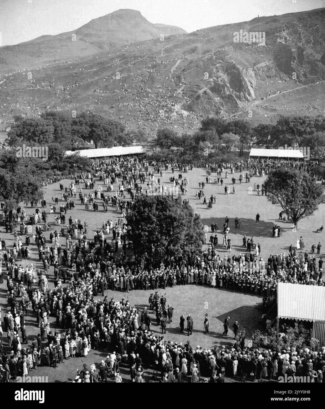 Foto del file datata 24/6/1953 della Regina Elisabetta II che ospita una festa in giardino negli spaziosi giardini del Palazzo di Holyroodhouse, Edimburgo. La Scozia è stata un luogo speciale per la Regina nel corso dei decenni, sia per le vacanze che per i doveri reali. Ha trascorso parte della sua luna di miele a Birkhall nella tenuta rurale Balmoral nell'Aberdeenshire e la tenuta era la sua residenza preferita in Scozia. Data di emissione: Giovedì 8 settembre 2022. Foto Stock