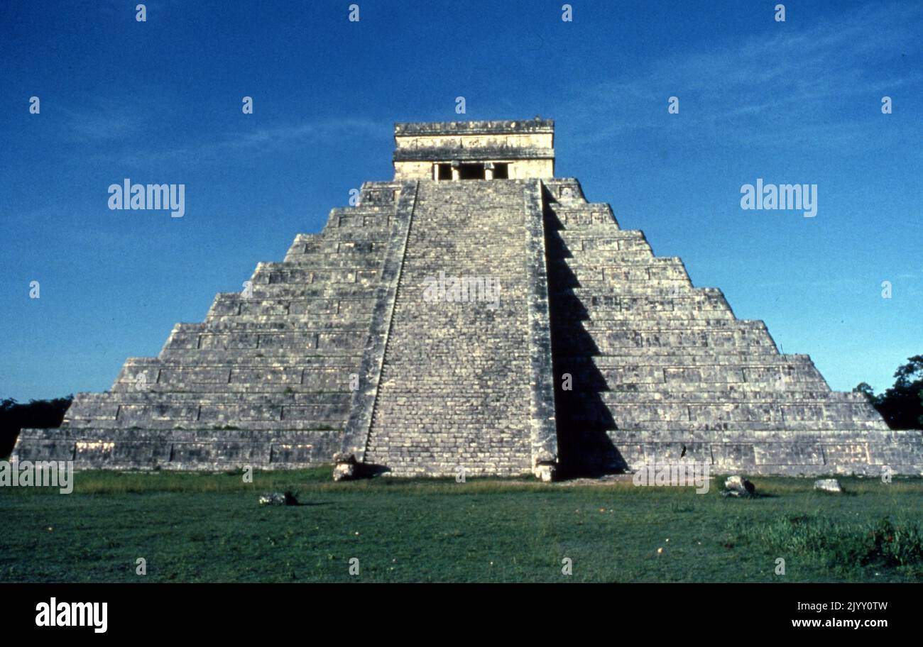 El Castillo (il castello), conosciuto anche come il Tempio di Kukulcan, Mesoamericana step-piramide, Chichen Itza sito archeologico nello stato messicano di Yucatan. Costruito dalla civiltà Maya precolombiana tra i secoli 9th e 12th, El Castillo servì come tempio al dio Kukulcan, la divinità serpente dello Yucatec Maya. Foto Stock