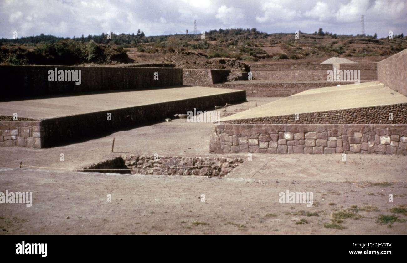 Il più alto campo da Ball in Messico a Toluca teotenango. Questo campo da ballo azteco si trova nella Valle di Toluca era conosciuta come Valle Matlatzinco in tempi antichi. Nel periodo post-classico, la valle era governata da una grande e potente capitale le cui rovine si trovano oggi nel villaggio di Calixtlahuaca, appena a nord della città di Toluca. Nel 1478 l'imperatore messicano Axayacatl conquistò la valle di Toluca. Foto Stock