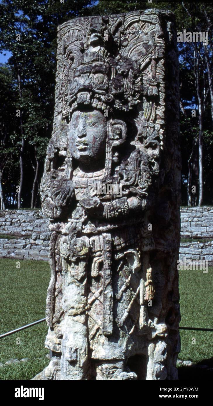 Chacmool (chac-mool) una forma di scultura maya, pre-colombiana mesoamericana, raffigurante una figura reclinabile con la testa rivolta a 90 gradi dalla parte anteriore, che si sostiene sui gomiti e che sostiene una ciotola o un disco sul suo stomaco. Queste figure forse simboleggiavano guerrieri uccisi che portavano offerte agli dei. Chichen Itza Messico; 100-1500 d.C. Foto Stock