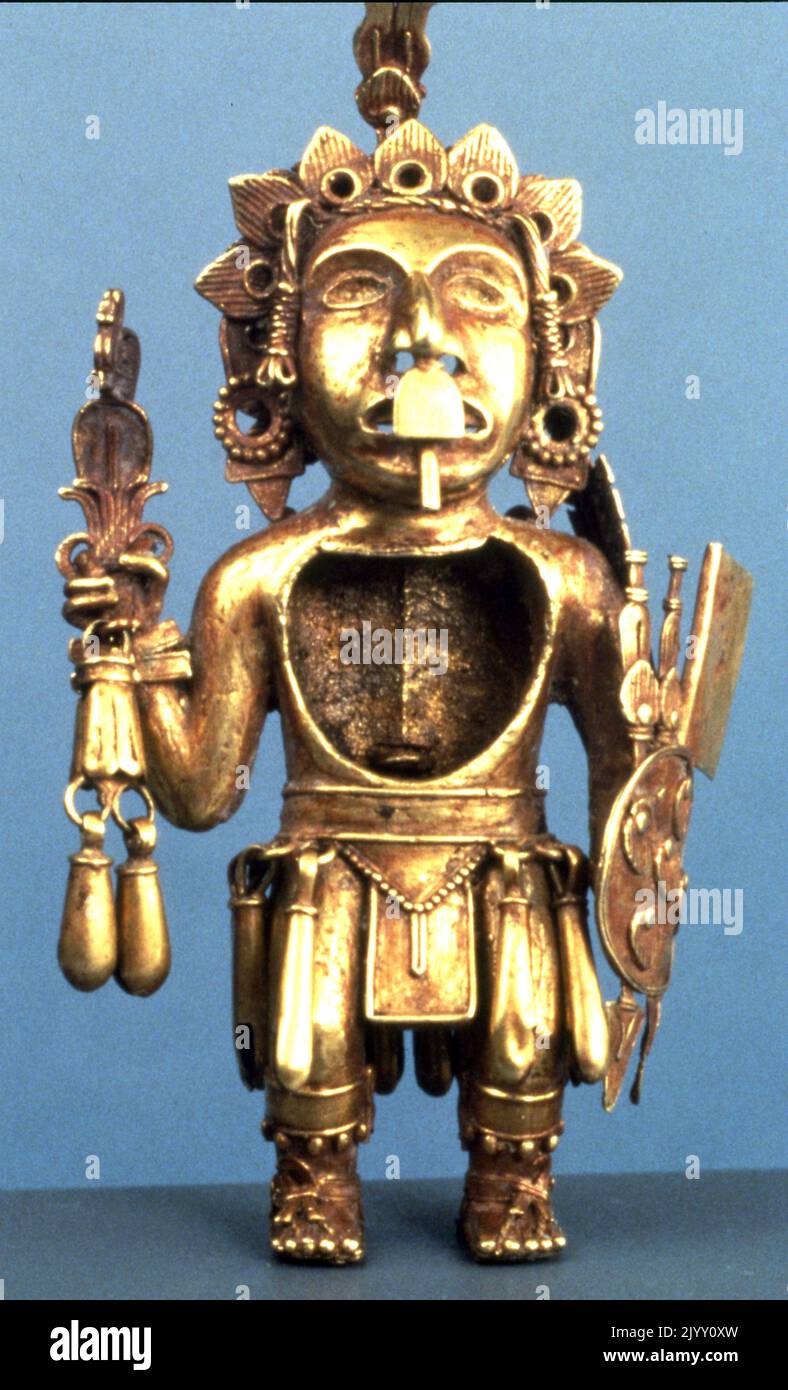 Figura azteca di un Guerriero (Re), dopo il 1325. Messico centrale. Tetzcoco, Aztec, periodo post-classico. Lega oro-argento-rame (pressofusa). Lo status di élite di questo guerriero, contiene un lanciatore di freccette, freccette e uno scudo. Foto Stock