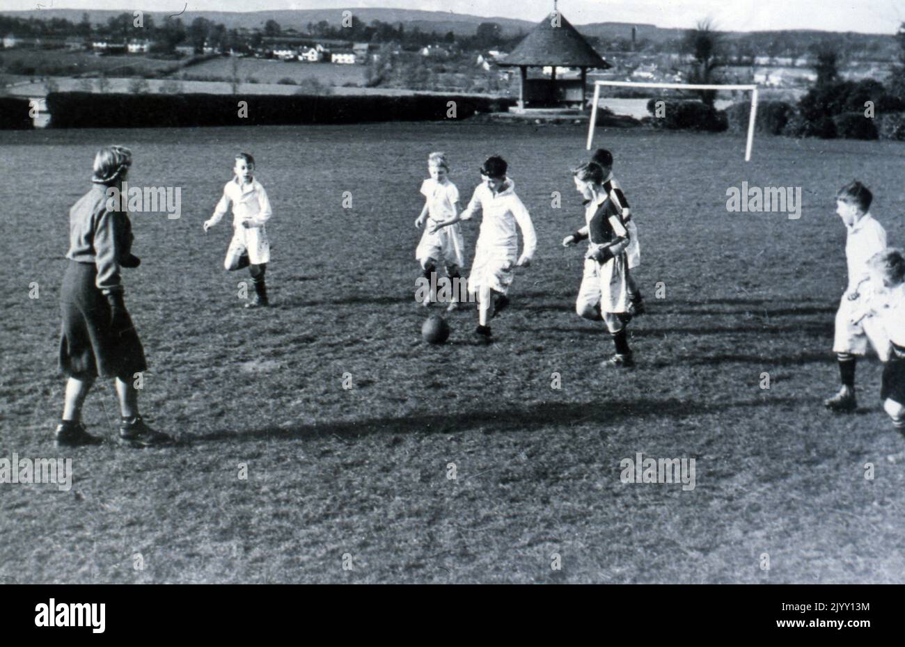 La seconda guerra mondiale gli evacuati di bambini giocano a calcio a Taunton, Inghilterra. 1944 Foto Stock