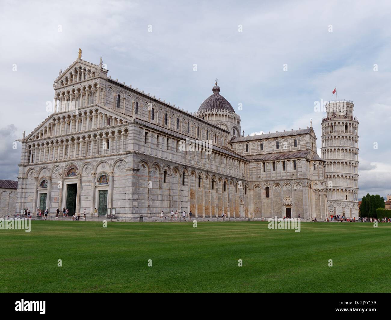 Piazza dei Miracoli a Pisa, Toscana, Italia. Cattedrale con la famosa Torre Pendente di Pisa proprio. Foto Stock