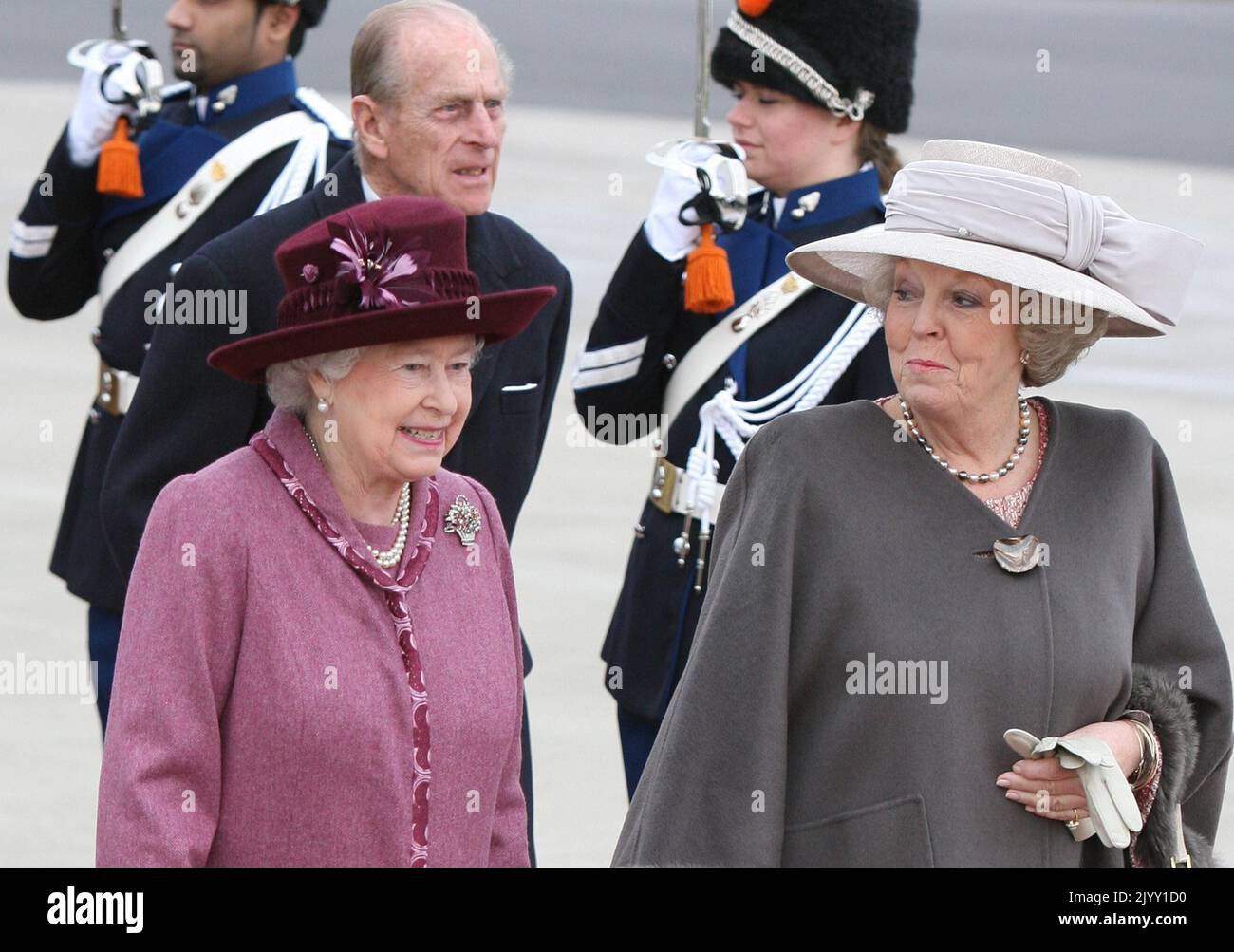 Foto del file datata 5/2/2007 della Regina Elisabetta II (a sinistra) e della Regina Beatrice dei Paesi Bassi - che abdicò nel 2013 - all'aeroporto di Rotterdam nei Paesi Bassi. La Regina si impegnò all'età di 21 anni che avrebbe servito come monarca per tutta la sua vita. Data di emissione: Giovedì 8 settembre 2022. Foto Stock