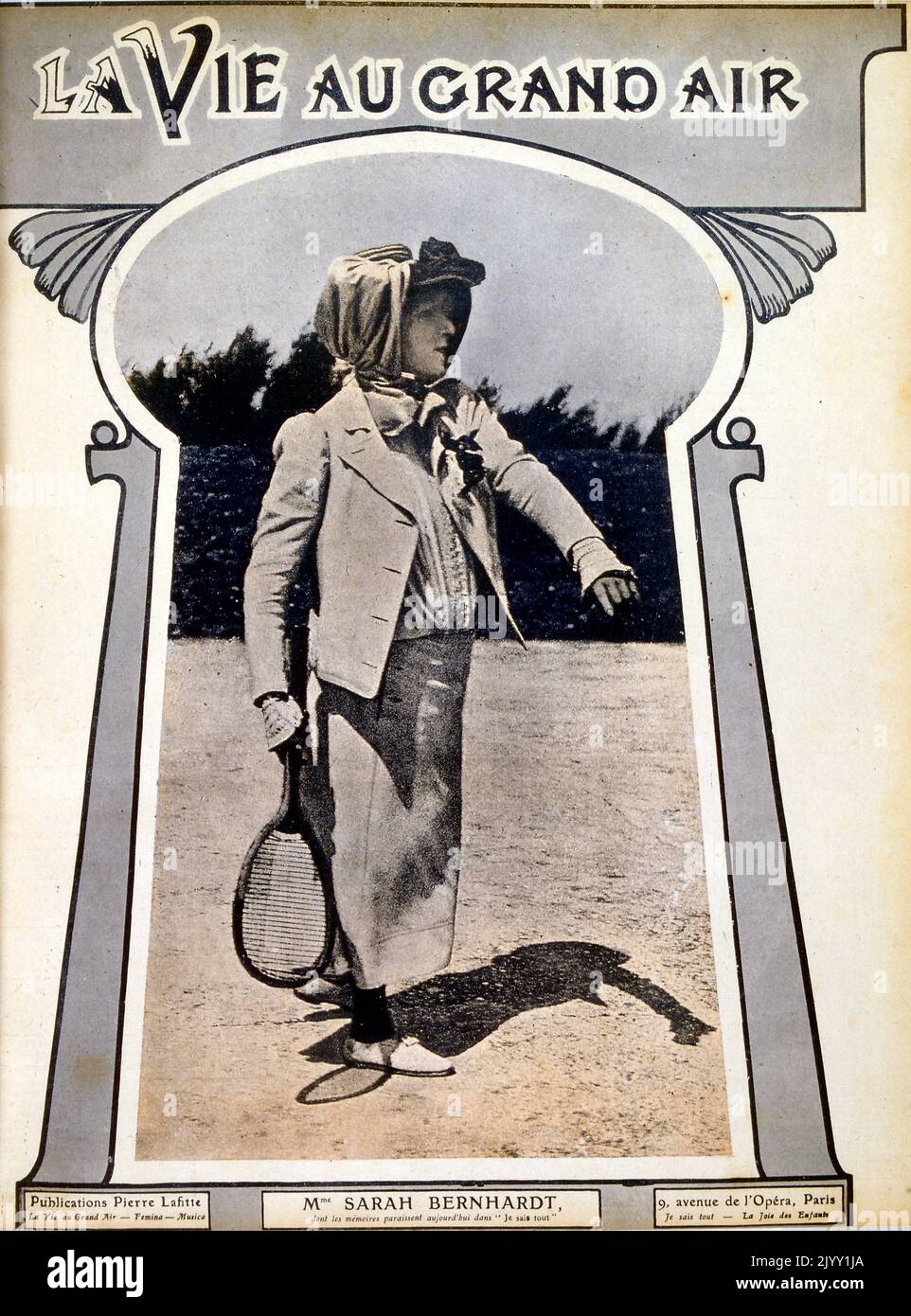 Sarah Bernhardt (1844 - 1923), attrice francese. Fotografia che mostra il suo gioco di tennis nel 1905. Nel 1915 fece amputare la gamba. Ha recitato in alcune delle più popolari rappresentazioni francesi dei secoli tardo 19th e inizio 20th. Ha anche giocato ruoli maschili, tra cui l'Amleto di Shakespeare. Foto Stock