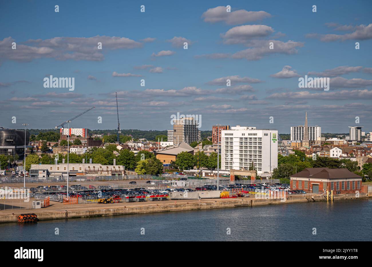 Southampton, Inghilterra, Regno Unito - 7 luglio 2022: Panorama del porto. White Holiday Inn hotel torreggia sopra il molo al porto sotto il paesaggio blu. Pire os St. Michael Th Foto Stock