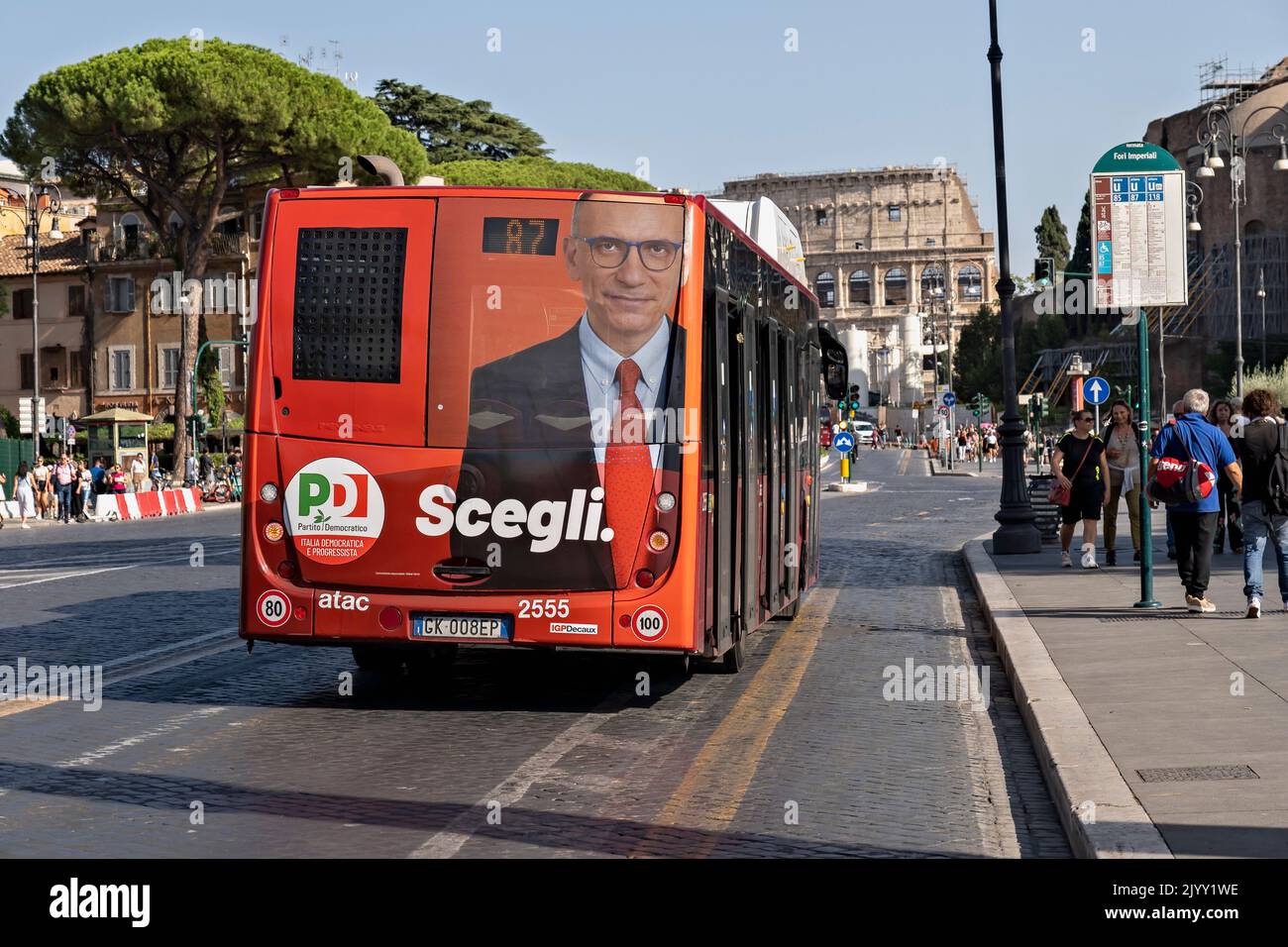 Elezioni politiche italiane del 25 settembre 2022. Enrico letta, leader del poster del Partito democratico Italiano PD su un autobus pubblico. Roma, Italia Foto Stock