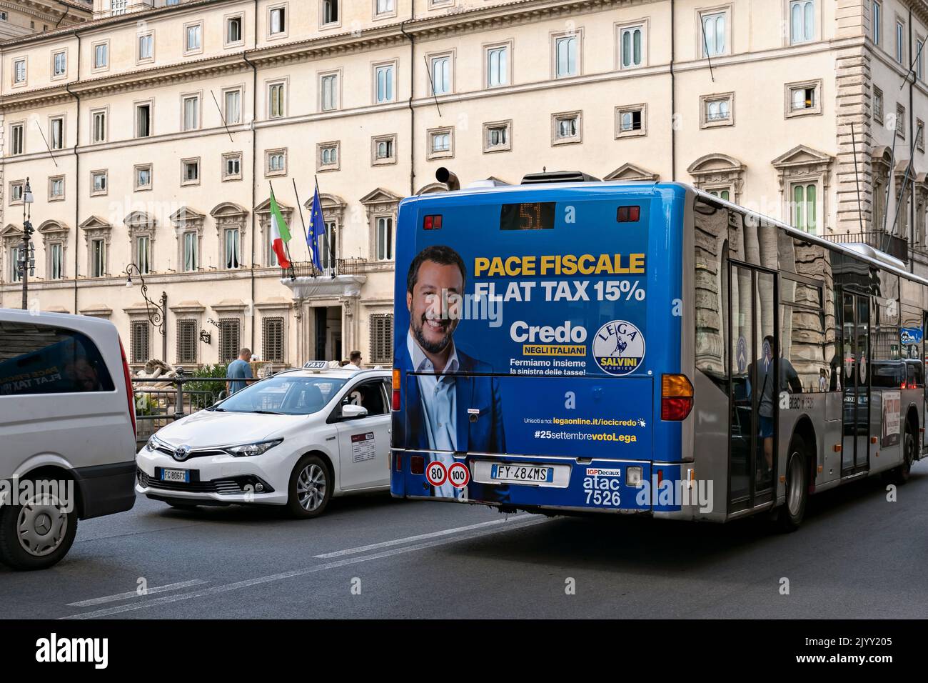 Elezioni politiche italiane del 25 settembre 2022. Matteo Salvini, leader del Partito Lega, poster su un autobus pubblico. Roma, Italia Foto Stock