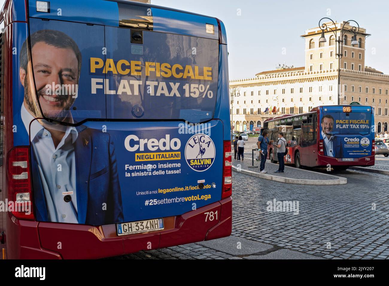 Elezioni politiche italiane del 25 settembre 2022. Matteo Salvini, leader del Partito Lega, poster su un autobus pubblico. Roma, Italia Foto Stock