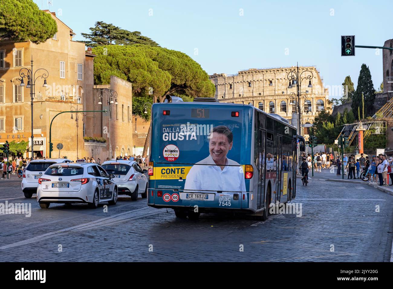 Elezioni politiche italiane del 25 settembre 2022. Giuseppe Conte leader del movimento 5 Stelle party M5S, poster su un autobus pubblico. Roma, Italia Foto Stock
