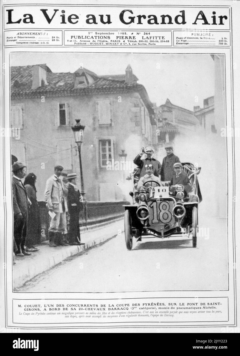 Fotografia d'epoca di un'automobile che passa attraverso una città francese durante una corsa attraverso i Pirenei 1905 Foto Stock