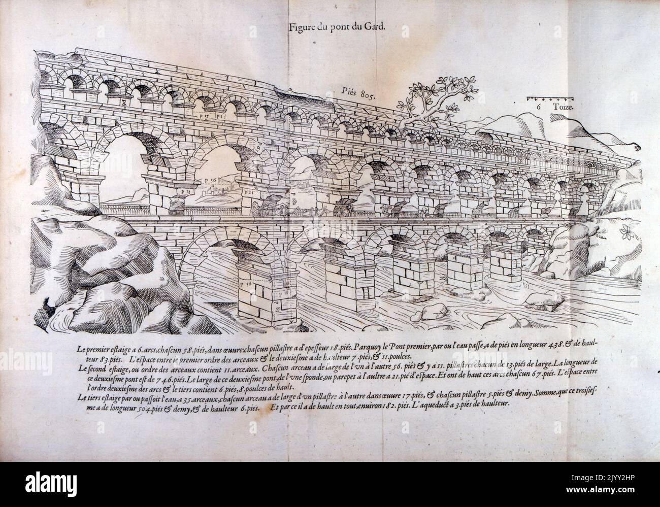 Taglio del legno Illustrazione del Pont du Gard, Francia 1557. Da 'Discours historical de l'antique et illistre cite de Nismes' (1557) di Jean Poldo d'Albenas. Il Pont du Gard è un antico acquedotto romano che attraversa il fiume Gardon vicino alla città di Vers-Pont-du-Gard, nel sud della Francia. Il Pont du Gard è il più alto di tutti gli acquedotti romani elevati, Foto Stock