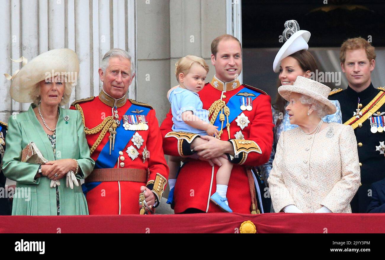 File foto datata 13/6/2015 della Duchessa di Cornovaglia, del Principe di Galles, del Principe Giorgio, del Duca e della Duchessa di Cambridge, della Regina Elisabetta II, del Principe Harry sul balcone di Buckingham Palace a Londra dopo la cerimonia di Trooping the Colour. Data di emissione: Giovedì 8 settembre 2022. Foto Stock