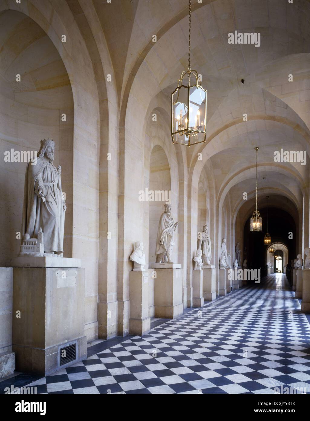 La Reggia di Versailles (Reggia di Versailles), nella regione Ile-de-France della Francia. Versailles fu la sede del potere politico nel Regno di Francia dal 1682, quando Luigi XIV trasferì la corte reale da Parigi, fino a quando la famiglia reale fu costretta a tornare nella capitale nell'ottobre 1789 Foto Stock