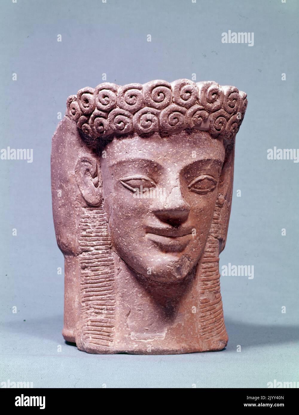 Capo di Kore (vaso); arcaico, terracotta, da Afrati (Creta). Dedalic 640-625 a.C. il vaso di testa come forma viene dal Vicino Oriente e dall'Egitto. L'Arte Dedalica è il termine arbitrario dato ad uno stile d'arte creo-Peloponneso Dorian del 7th secolo a.C., sebbene i centri fossero Corinto, Rodi, Creta e Sparta, i laboratori principali da cui l'influenza si diffuse su Creta. Foto Stock