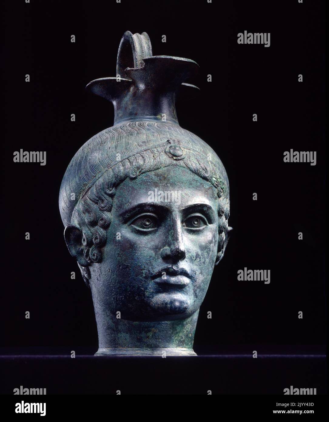 Brocca a forma di testa maschio. Bronzo, greco, 5th ° secolo AC Foto Stock