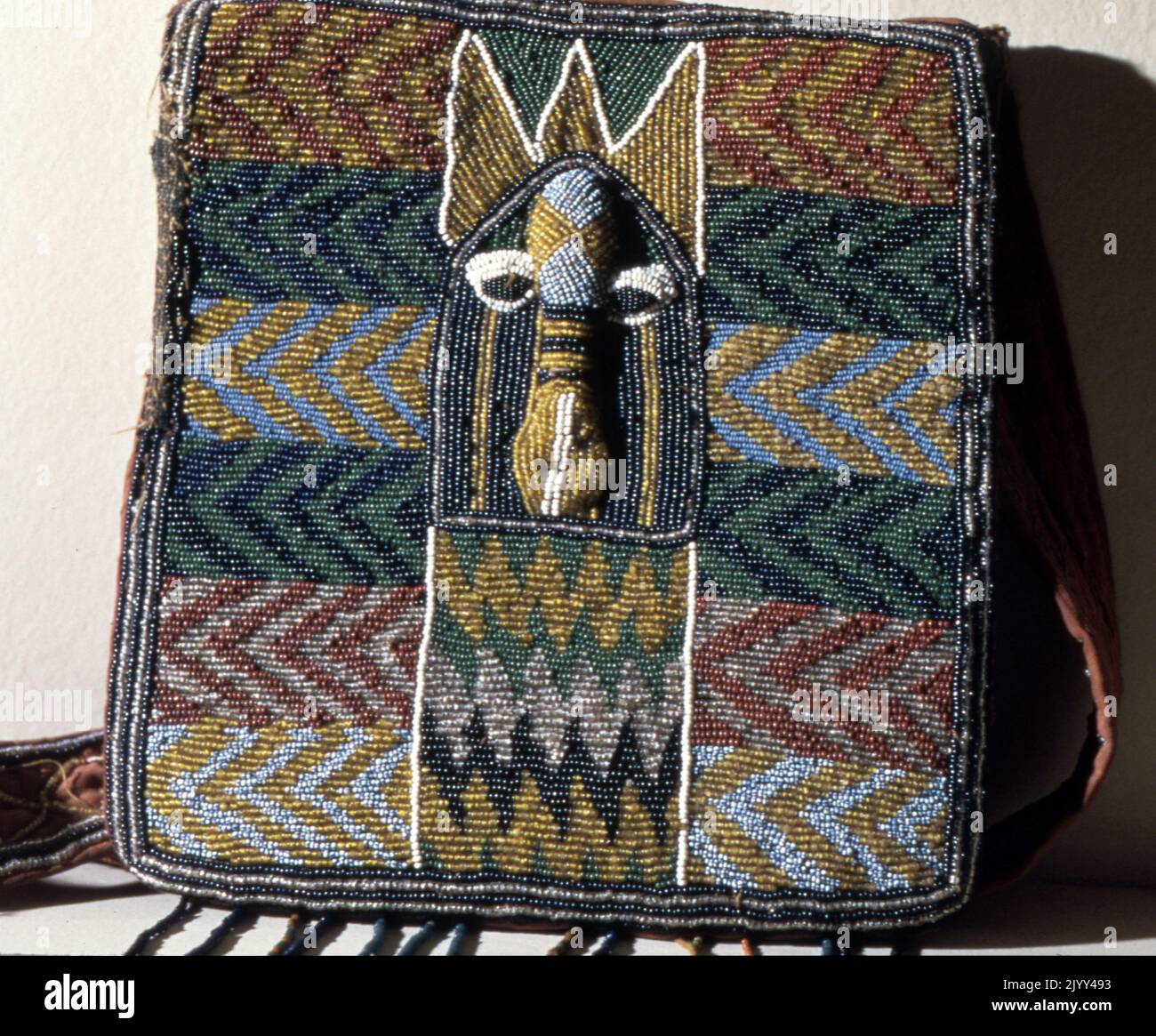 Yoruba ricamato e decorato borsa da prete. Tessuto a mano, nigeriano. Circa 1970 Foto Stock