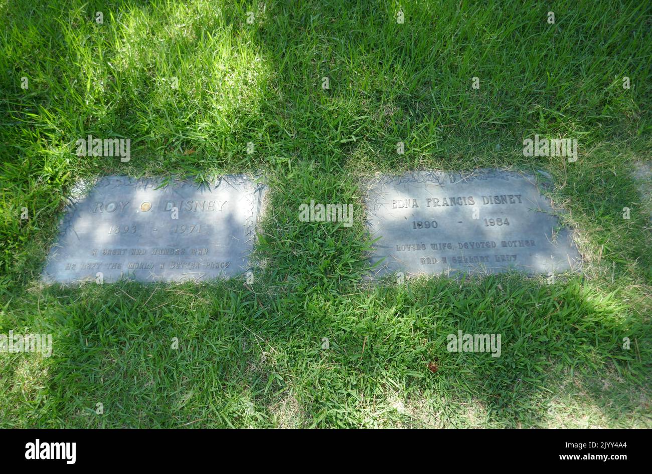 Los Angeles, California, USA 6th settembre 2022 la tomba di Roy O. Disney e la tomba di Edna Disney in Sheltering Hills Section al Forest Lawn Memorial Park Hollywood Hills il 6 settembre 2022 a Los Angeles, California, USA. Foto di Barry King/Alamy Stock Photo Foto Stock