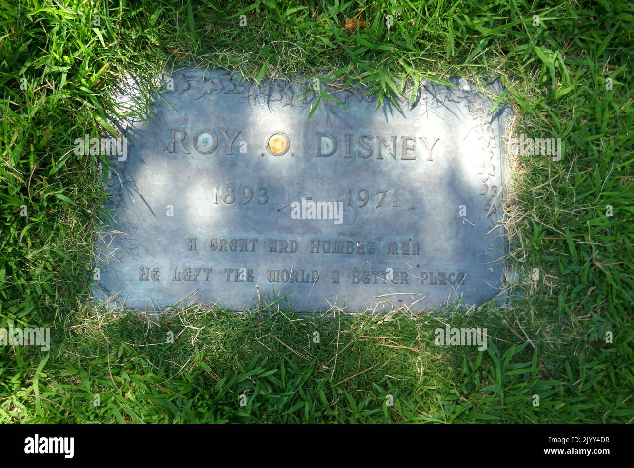 Los Angeles, California, USA 6th settembre 2022 la tomba di Roy O. Disney nella sezione delle colline riparanti al Forest Lawn Memorial Park Hollywood Hills il 6 settembre 2022 a Los Angeles, California, USA. Foto di Barry King/Alamy Stock Photo Foto Stock