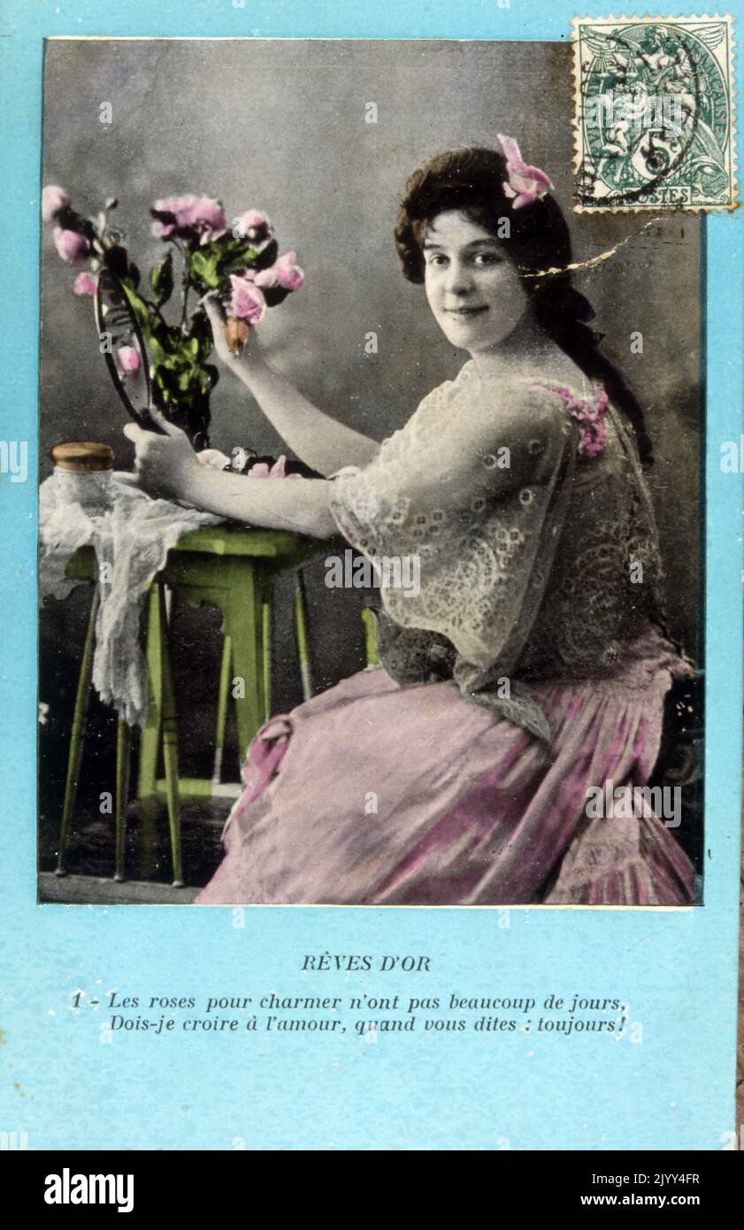 Cartolina francese vintage con una fotografia di una giovane donna penitente da sola. 1900 Foto Stock