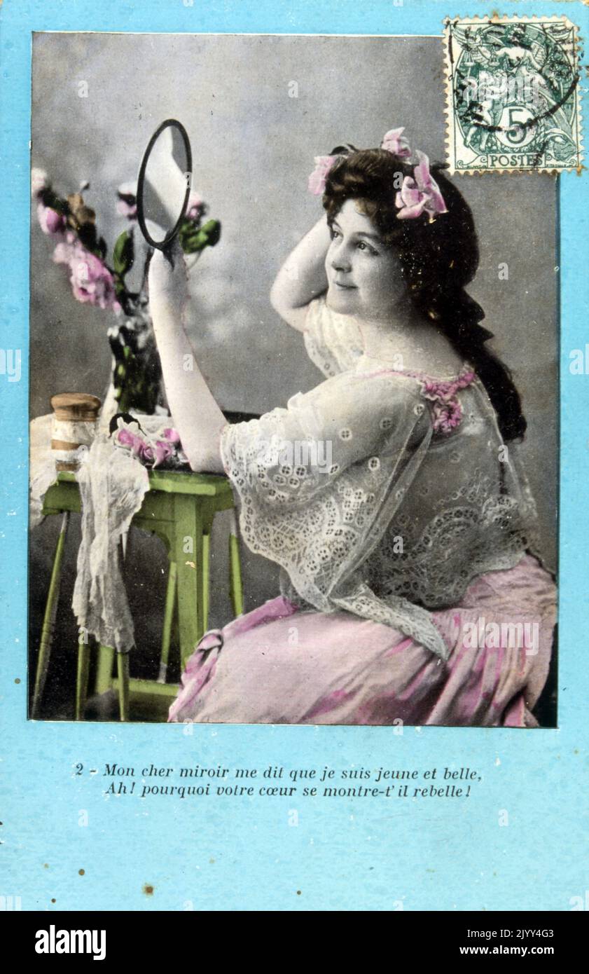 Cartolina francese vintage con una fotografia di una giovane donna penitente da sola. 1900 Foto Stock