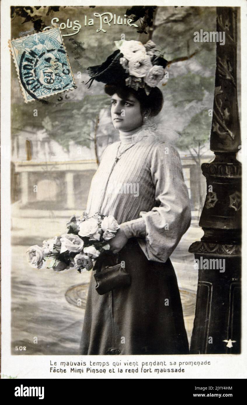 Cartolina francese vintage con una fotografia di una giovane donna penitente da sola. 1900 Foto Stock