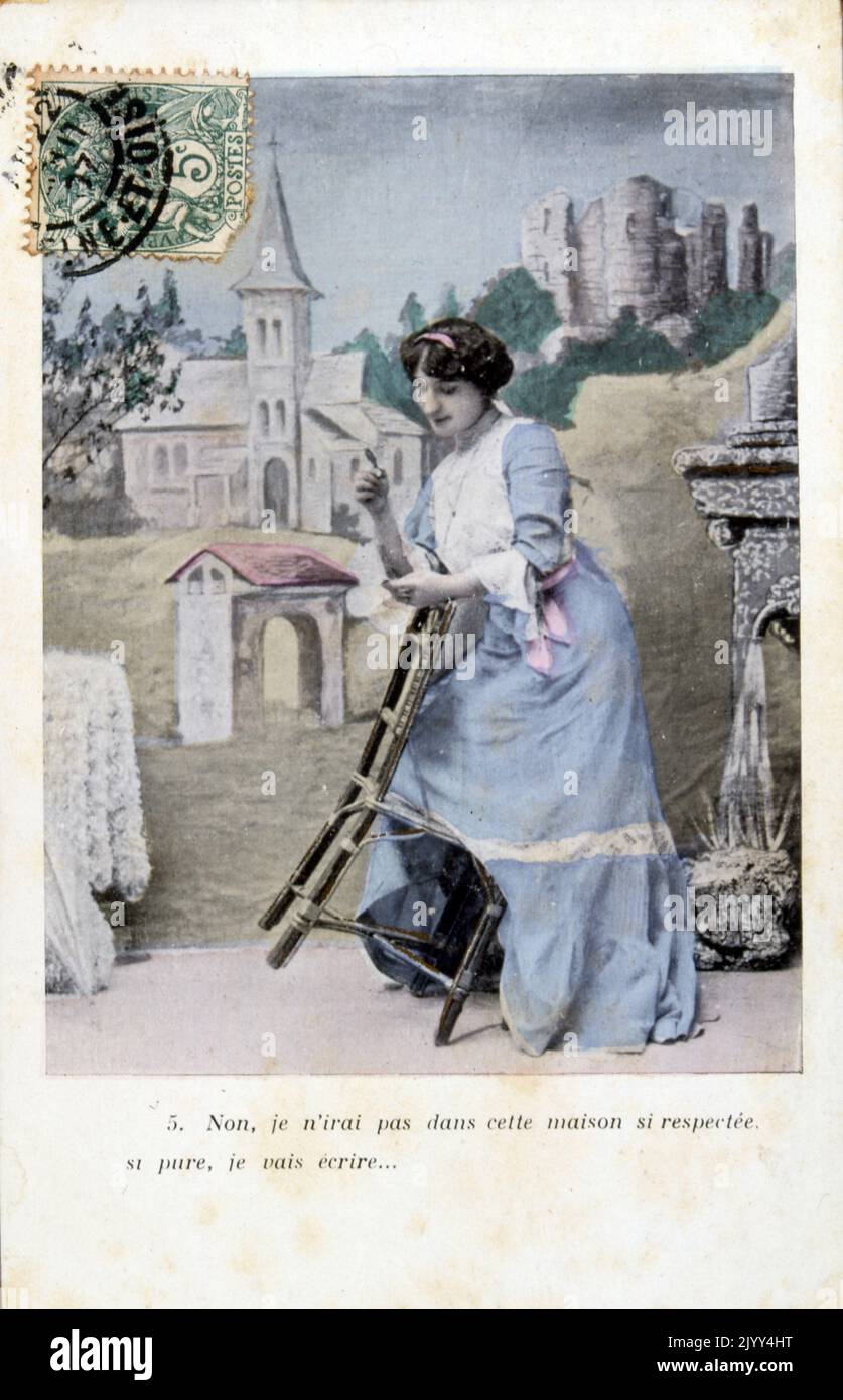 Cartolina francese vintage con una fotografia di una giovane donna penitente da sola. 1900 Foto Stock
