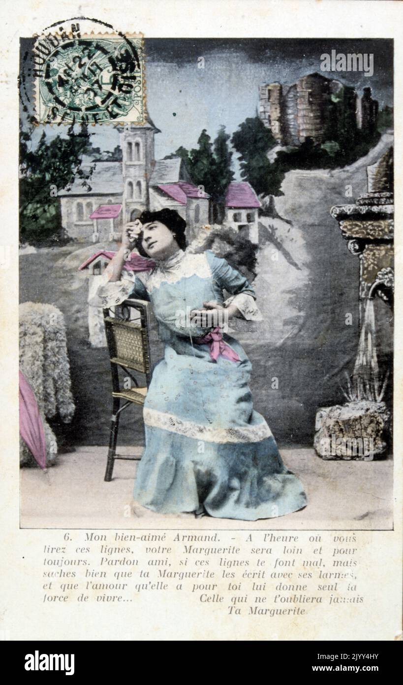 Cartolina francese vintage con una fotografia di una giovane donna penitente da sola. 1900 Foto Stock